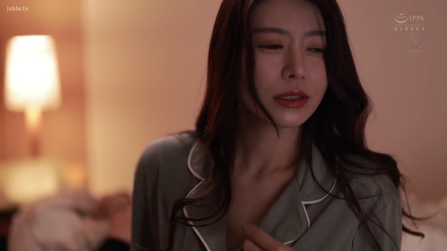 室内 · 坐姿 · 忧郁 · 半身 · 睡衣 · 暖色调 · 戒指 · 整理衣领