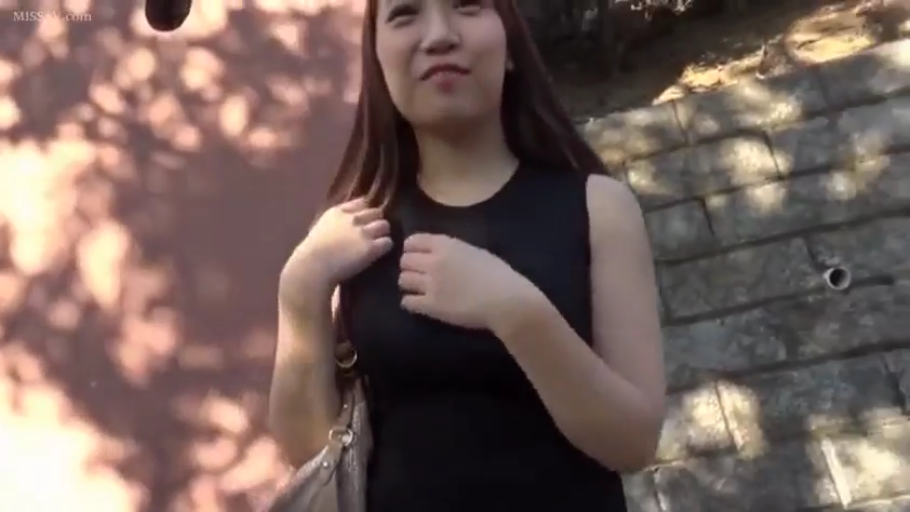 站姿 · 微笑 · 半身 · 黑色连衣裙 · 户外 · 单肩包 · 整理衣服 · 街拍风格