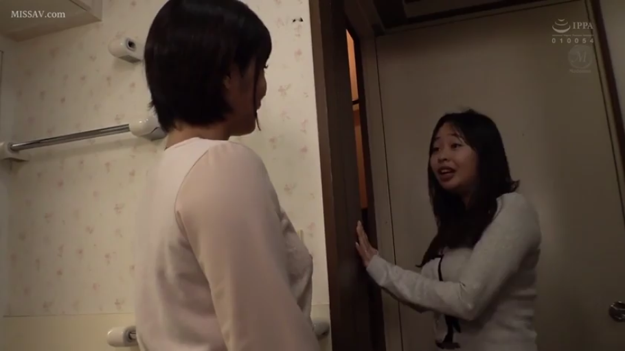 站立 · 中景 · 对话 · 剧情叙事 · 惊讶 · 长袖上衣 · 房门 · 室内门口