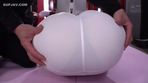 室內 · 臀部 · 局部特寫 · 撅起 · 揉捏 · 垫子 · 白色緊身褲