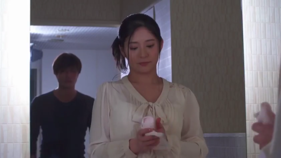 洗手间 · 平静 · 白色长袖上衣 · 女子脸部特写