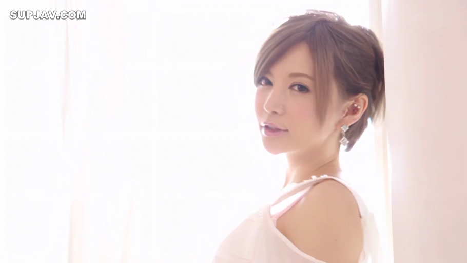 室内 · 脸部特写 · 回眸 · 凝视 · 耳坠 · 甜美微笑 · 白色薄衫