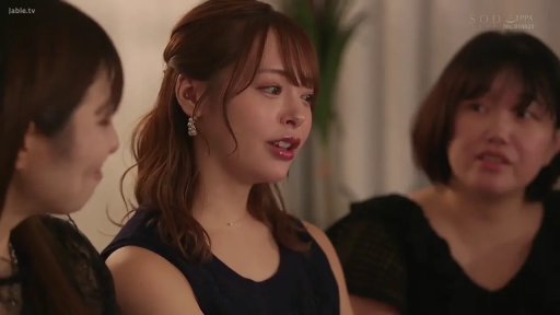 室内 · 坐姿 · 交谈 · 脸部特写 · 微笑 · 无袖连衣裙