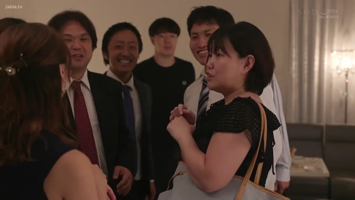 室内 · 站立 · 中景 · 微笑 · ハンドバッグ · 多人 · 正装 · 聚会