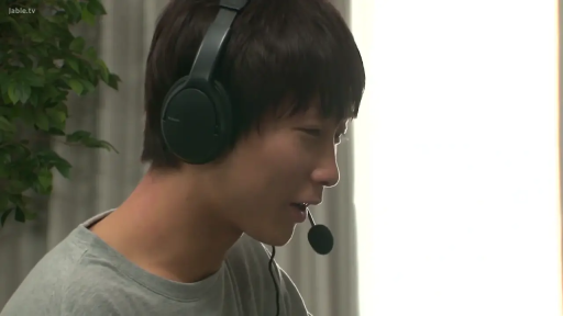 室內 · 坐姿 · 面部 · 微笑 · 居家服 · 麦克风 · 视频通话 · 分屏展示