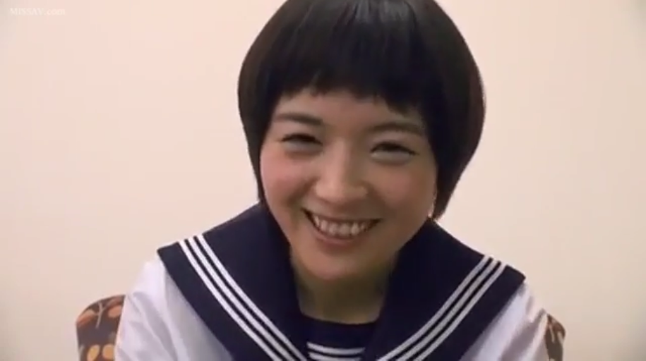 Indoor · Sitting Posture · Close-up of the face · Facing the camera · Sailor suit · Smile · 短发