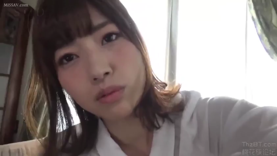 室内 · 面部 · 站立 · 自然 · 凝视 · 针织衫 · 告示牌