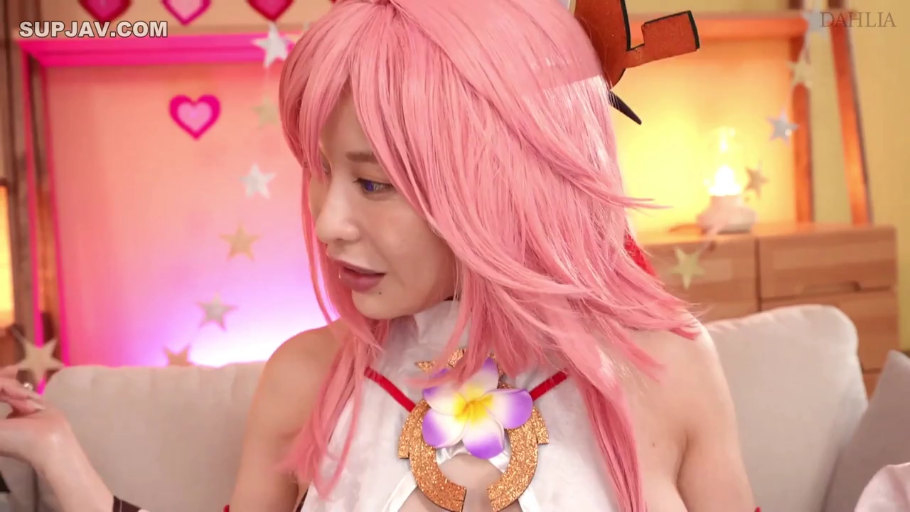 坐姿 · 自然 · 客厅 · 上半身 · Cosplay服装 · 粉色假发 · 侧头望向一旁 · 花朵饰件