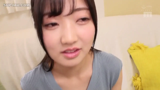 室内 · 坐姿 · 脸部特写 · 迷离 · 面对镜头 · 水印 · 蓝色针织衫 · 黄色抱枕