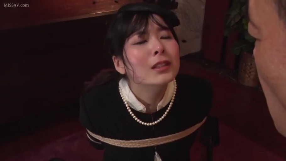 面部 · Kneeling posture · 暗室 · Pain · 绳索 · 绳艺 · 黑色职业装 · 被捆绑