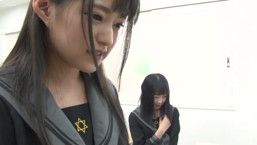 室内 · 交谈 · 面部 · 站立 · 平静 · 双人 · 水手服