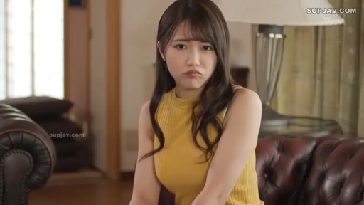 座り姿勢 · ソファ · 上半身特写 · 室内リビング · レンズを見つめて · 家庭的な雰囲気 · 嘟嘴 · 黄色针织背心