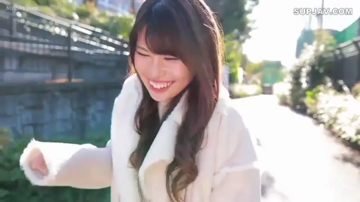 女性 · 站立 · 微笑 · 特写 · 室外 · 散步 · 白色毛绒外套