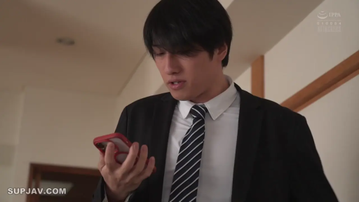 室内 · 专注 · 站立 · 看手机 · 手机 · 上半身 · 西装 · 男性