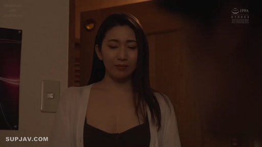 房间门口 · 中景 · 沉思 · 低落 · 站姿 · 昏暗光线 · 黑色吊带