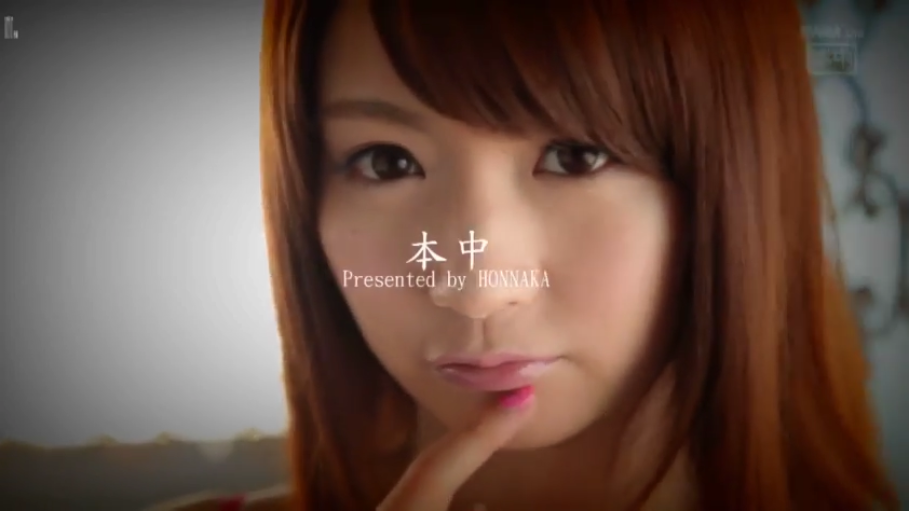 室内 · 脸部特写 · 注视镜头 · 魅惑 · 红色吊带 · 指尖点唇 · 本中