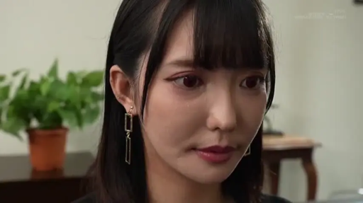 室内 · 单人 · 面部 · 忧郁 · 注视 · 正面 · 黑色上衣 · 耳饰