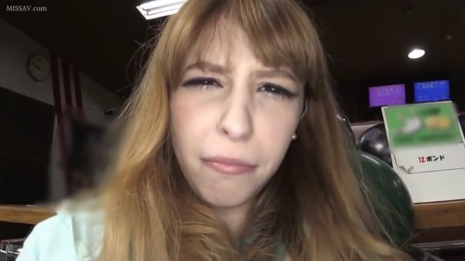 坐姿 · 脸部特写 · 注视镜头 · 金发 · 休闲服 · 撇嘴 · 保龄球馆