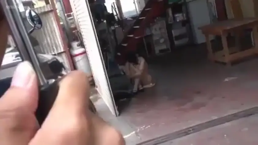 坐姿 · 校服 · 手部 · 手机 · 仓库 · 模糊 · 偷拍 · 远距离