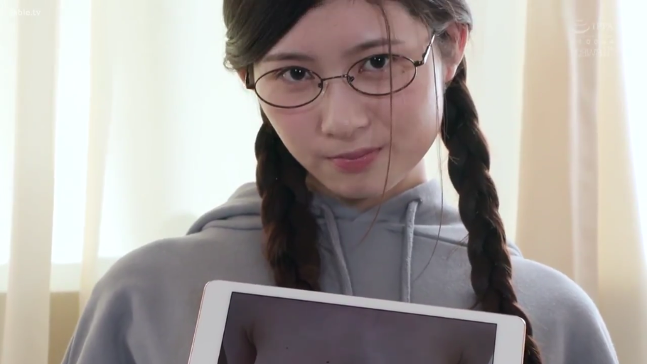 室内 · 半身特写 · 灰色卫衣 · 正面站姿 · 展示平板内容