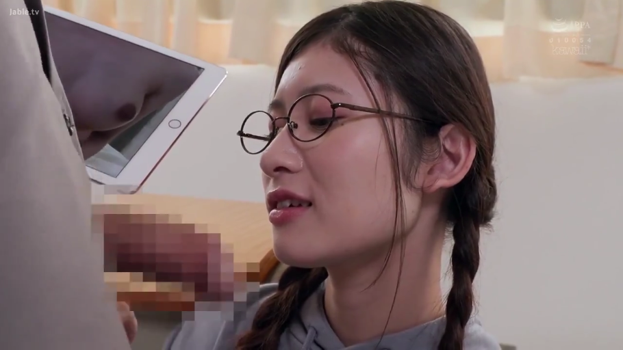 室内 · 脸部特写 · 迷离 · 凝视 · 仰视 · 双马尾 · 灰色连帽衫 · 平板电脑