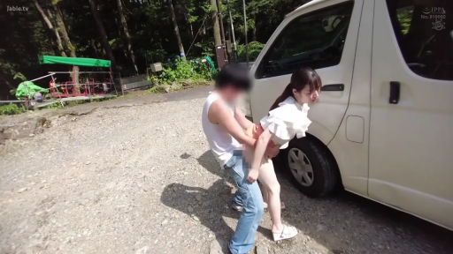 局部马赛克 · 自然 · 白色荷叶边上衣 · 远景 · 户外性行为 · 货车旁 · 男后女前站立姿势 · 白色货车