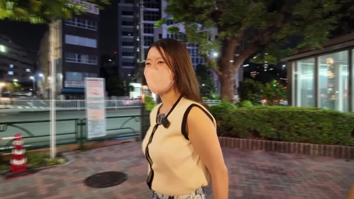 坐姿 · 卧室 · 微笑 · 台灯 · 面部特写 · 注视镜头 · 蓝白条纹睡衣