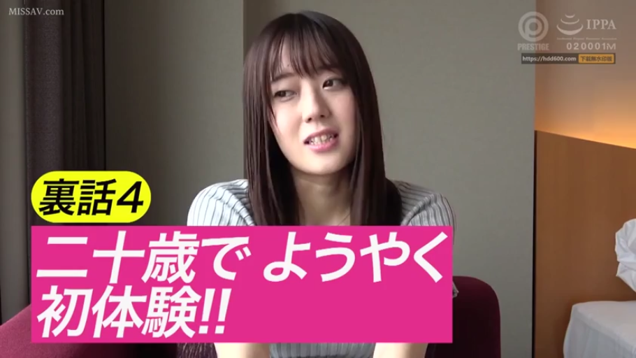 Indoor · Sitting Posture · 面部特写 · Sweater