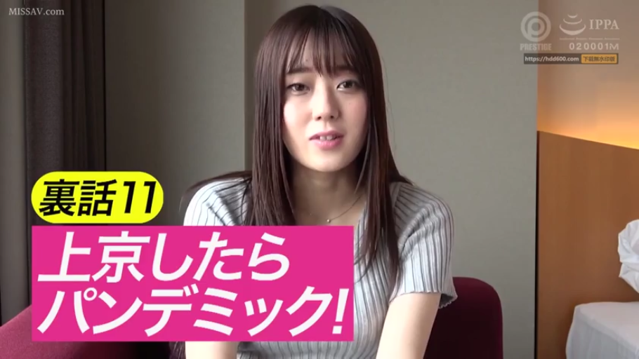 室内 · 坐姿 · 自然 · 半身特写 · 采访 · 灰色条纹衫 · 背景床铺 · 企划介绍