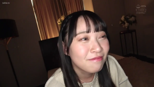 坐姿 · 脸部特写 · 卧室 · 微笑 · 注视 · 白色毛衣