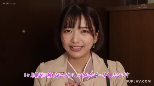 Indoor · Conversation · Stand · Smile · 近景 · Earrings · 米色外套 · 带中文字幕