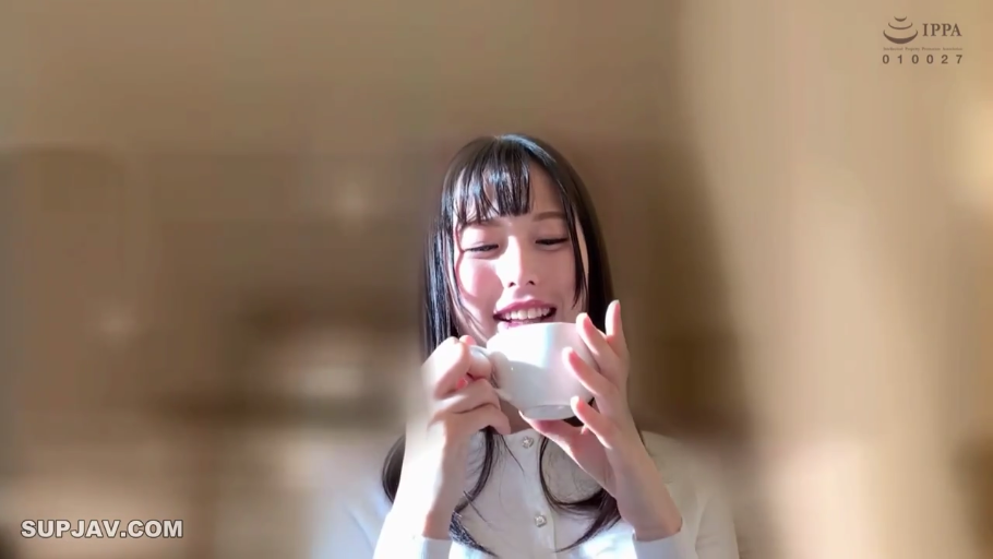 仰卧开腿 · 枕头 · 卧室床铺 · 性交中 · 痛苦与快感并存 · 生殖器打码 · 粉色蕾丝文胸 · 胸部及腹部特写