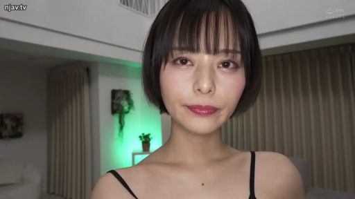 室内 · 脸部特写 · 微笑 · 注视镜头 · 短发 · 正面 · 黑色吊带