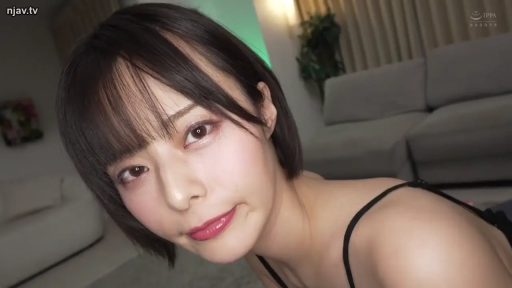 俯身 · 脸部特写 · 第一视角 · 沙发 · 客厅 · 黑色吊带 · 凝视镜头 · 抿嘴