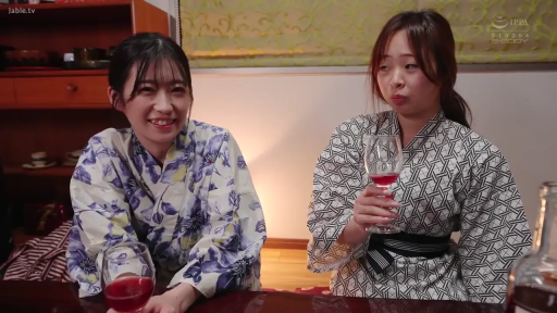 室内 · 坐姿 · 微笑 · 半身 · 双人 · 浴衣 · 红酒杯 · 喝酒