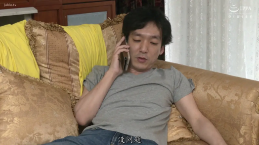 坐姿 · 自然 · 客厅 · 中文字幕 · 手机 · 打电话 · 灰色短袖