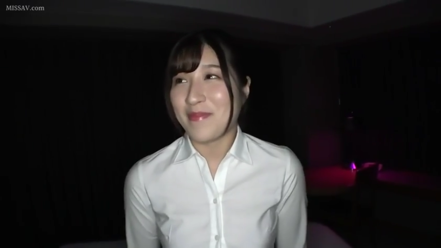 室内 · 站立 · 白衬衫 · 微笑 · 半身 · 注視 · 薄暗