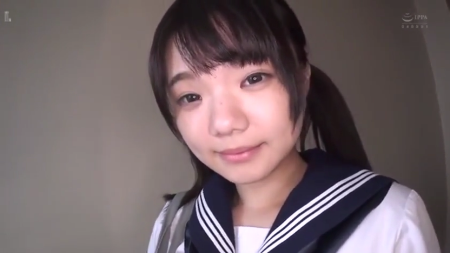 室内 · 站姿 · 顔のクローズアップ · 凝視 · ショルダーバッグ · 清纯 · 水手服 · 齐刘海