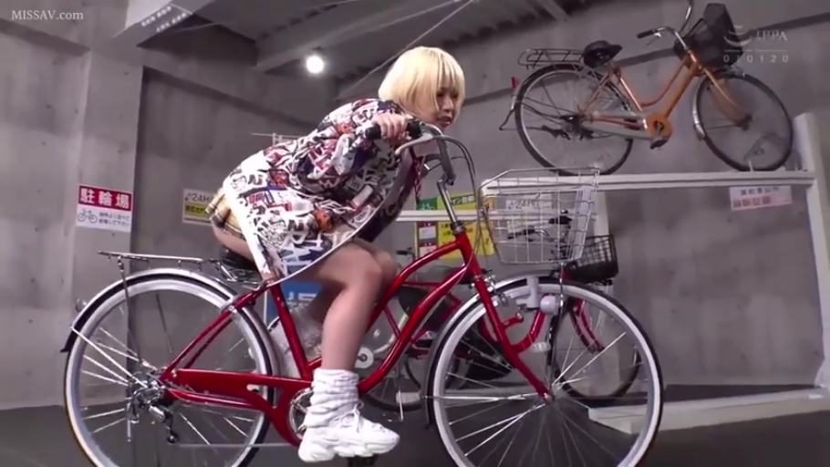 全身 · 短裙 · 跨坐 · 室内停车场