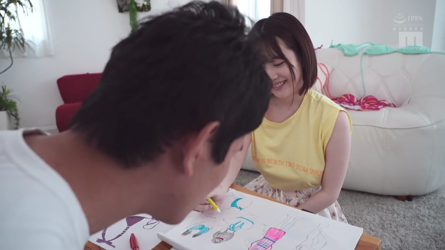 室内 · 坐姿 · 笑容 · 画板 · 黄色背心 · 绘图