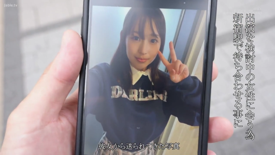 街道 · 手机屏幕 · 卫衣