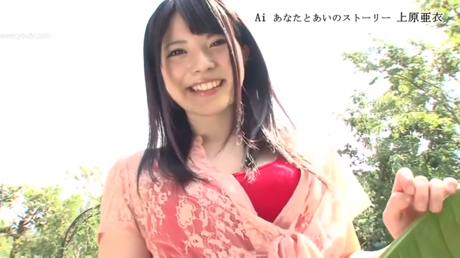 胸部特写 · 注视 · 户外 · 长发 · 正面 · 甜美微笑 · 蕾丝衫 · 绿叶