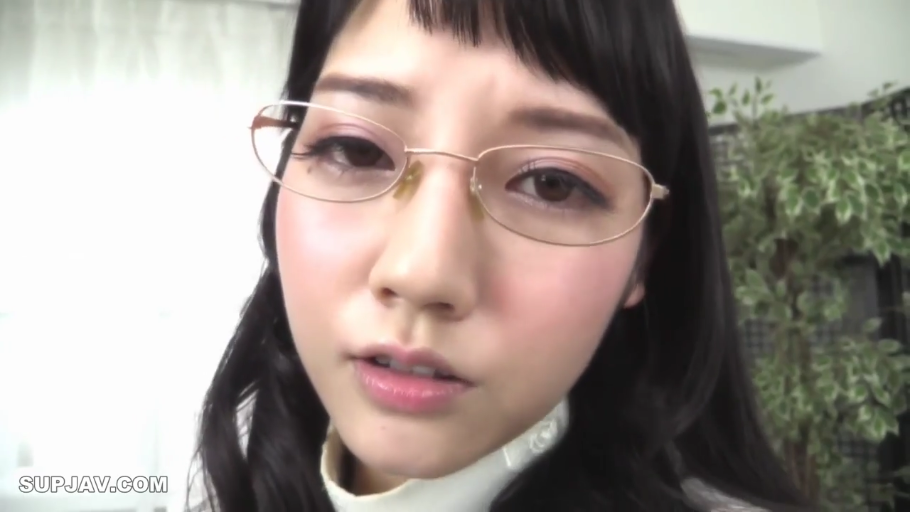 室内 · 眼镜 · 脸部特写 · 迷离 · 高领上衣 · 凝视 · 长发 · 凑近镜头