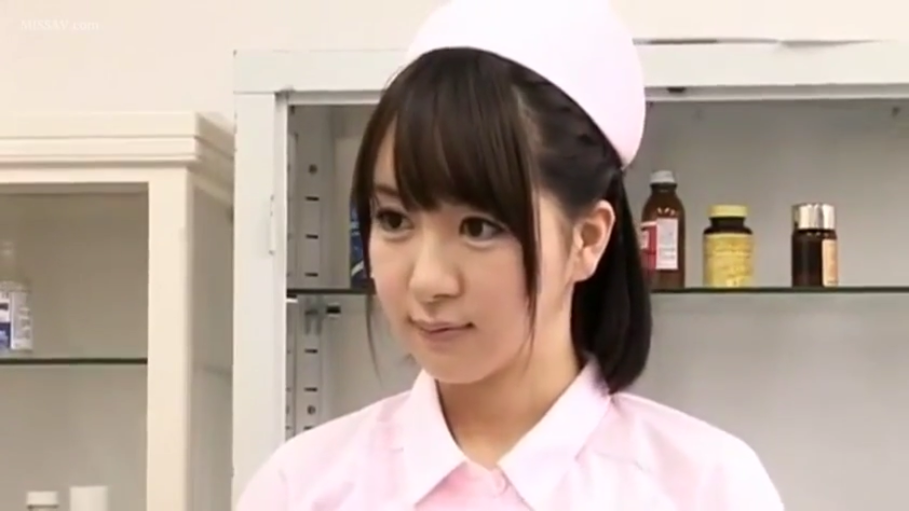 脸部特写 · 站立 · 注视 · 粉色护士服 · 医务室 · 恬静 · 药柜