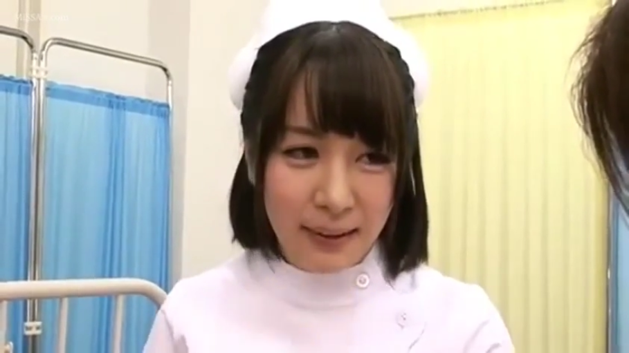 交谈 · 护士服 · 角色扮演 · 站立 · 微笑 · 面部特写 · 诊室 · 隔帘