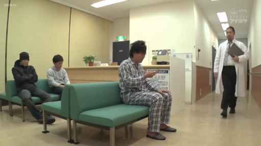 室內 · 坐姿 · 椅子 · 平淡 · 等待 · 医院走廊 · 格子睡衣