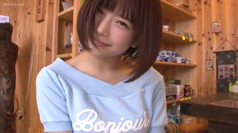 室内 · 微笑 · 上半身 · 注视镜头 · ショートヘア · 歪头 · 浅蓝色短袖 · 木制置物架