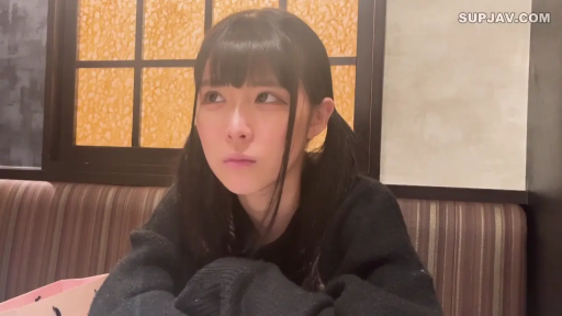 座り姿勢 · 顔のクローズアップ · 双马尾 · 日式餐厅 · 斜视 · 黑色针织衫 · 微嗔 · 粉色礼品袋