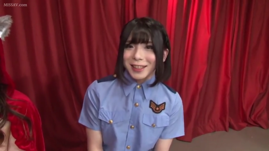 室内 · 坐姿 · 微笑 · 半身 · 对视 · 警察制服