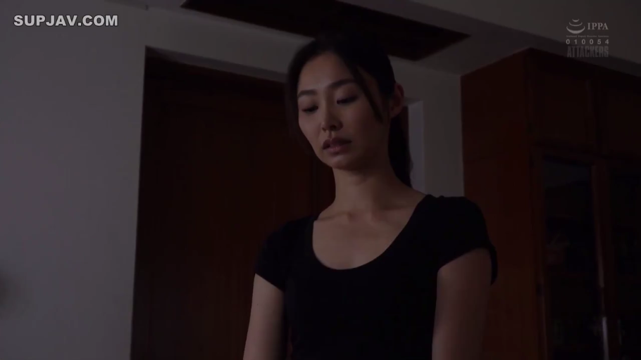 室内 · 忧郁 · 站立 · 上半身 · 暗光 · 黑色短袖 · 低头看